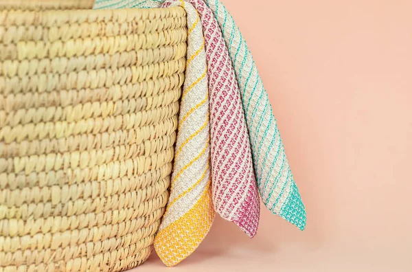用天然材料制成的毛巾 放在一个柳条篮里 背景均匀 手工做的天然麝香厨房毛巾 通风和时尚的厨房纺织品 — 图库照片