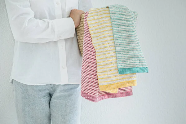 Mujer Sosteniendo Una Colección Toallas Una Cesta Hecha Materiales Naturales — Foto de Stock