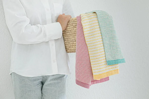 Mujer Sosteniendo Una Colección Toallas Una Cesta Hecha Materiales Naturales — Foto de Stock