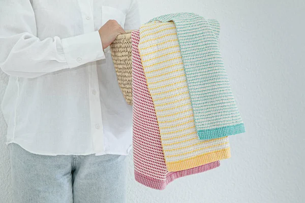 Mujer Sosteniendo Una Colección Toallas Una Cesta Hecha Materiales Naturales — Foto de Stock