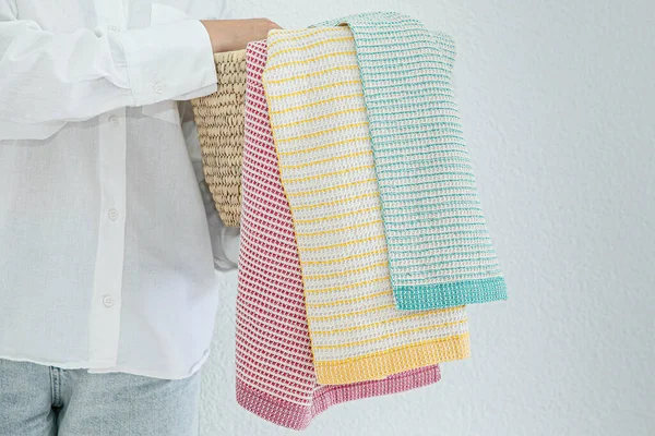 Mujer Sosteniendo Una Colección Toallas Una Cesta Hecha Materiales Naturales —  Fotos de Stock