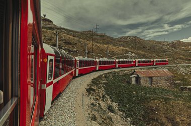 İsviçre 'deki meşhur kırmızı tren. İsviçre Alpleri 'ndeki güzel manzaraları gezmek..
