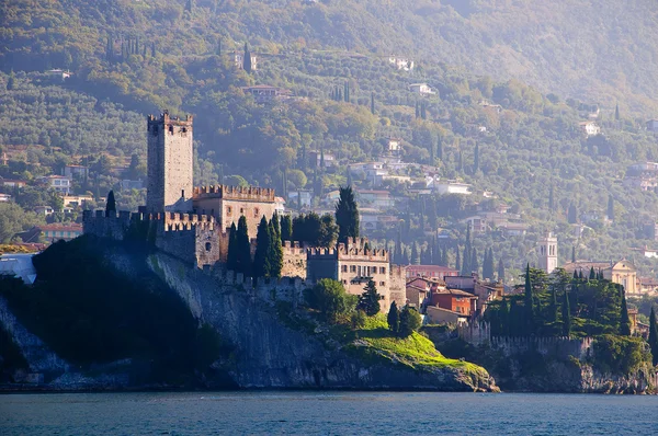 Zamek malcesine nad jeziorem garda w włoskich jezior na północy Włoch — Zdjęcie stockowe