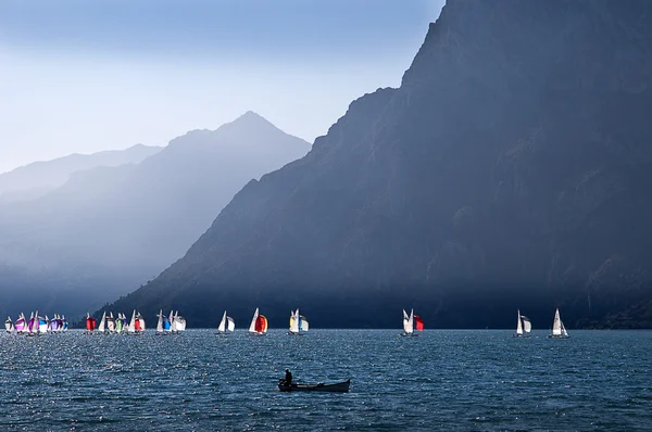 I dintorni delle montagne del Lago di Garda nei Laghi Italiani nel nord Italia — Foto Stock