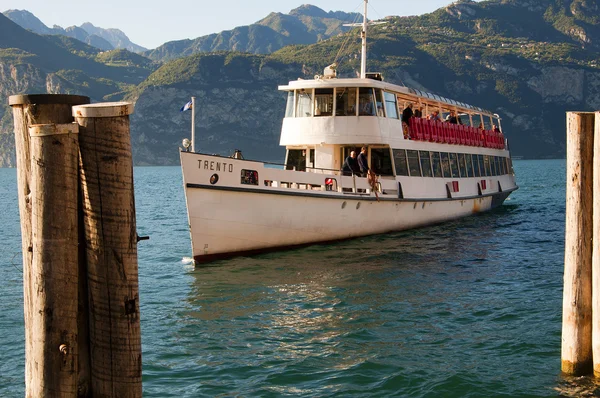 Ferry que entra em Torbole no Lago de Garda nos lagos italianos no norte da Itália — Fotografia de Stock