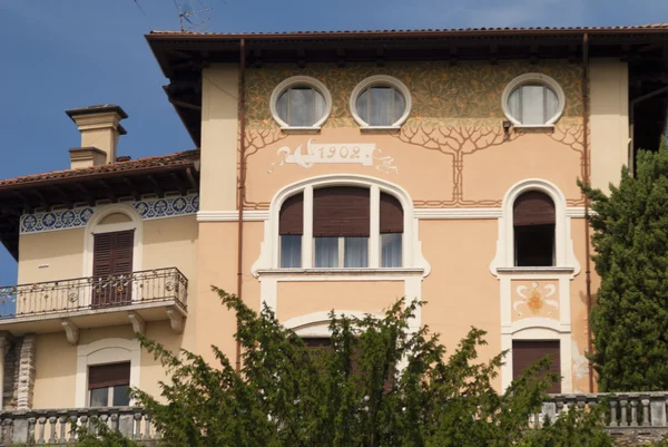 Villa Art Nouveau bonita em Gardeone Riviera no Lago de Garda nos lagos italianos no norte da Itália — Fotografia de Stock