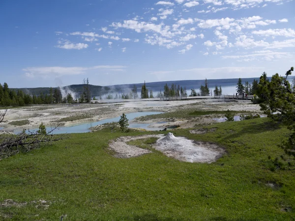 Piscines géothermiques dans le parc national de Yellowstone aux États-Unis — Photo