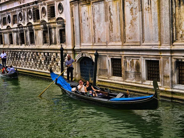 Vista lateral del Canal en Venecia conocida como La Serenissima en el norte de Italia es un lugar mágico — Foto de Stock