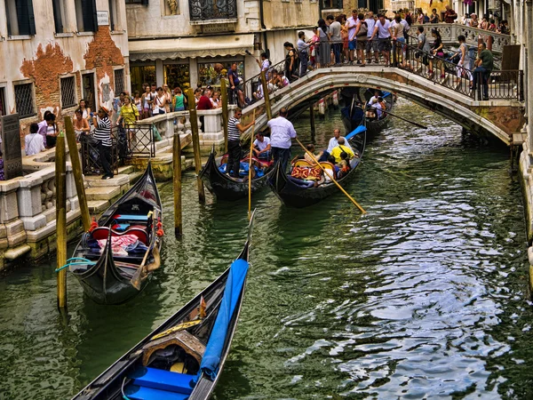 Zaneprázdněný straně průplavu v Benátkách, známé jako la serenissima v severní Itálii je kouzelné místo — Stock fotografie