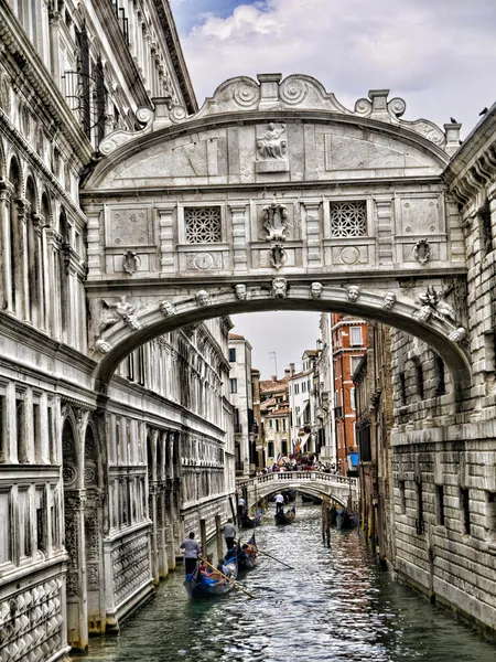 The Bridge of Sighs between the Doges palace an the State Prison in Venice Italy — Stock Photo, Image