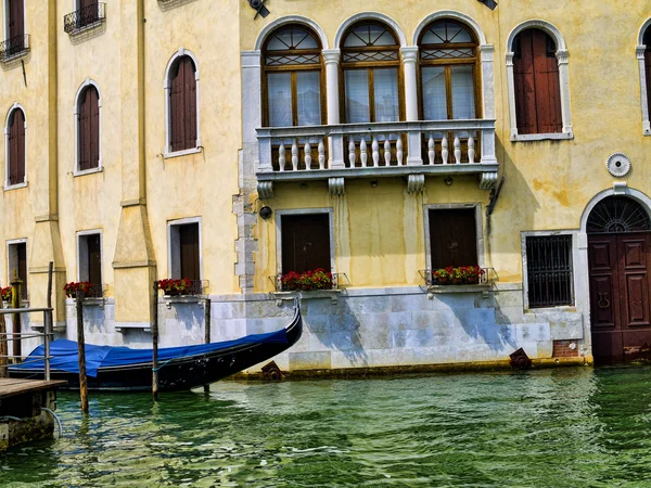 Vista lateral del Canal en Venecia conocida como La Serenissima en el norte de Italia es un lugar mágico — Foto de Stock
