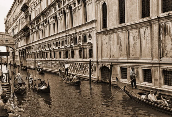 Vista lateral del Canal en Venecia conocida como La Serenissima en el norte de Italia es un lugar mágico —  Fotos de Stock