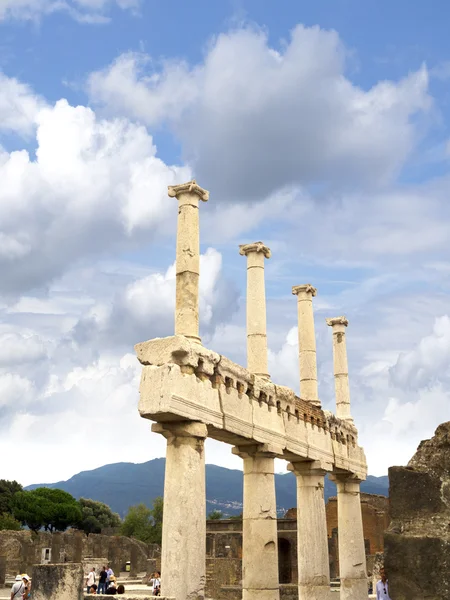 Ruinerna i forumet för en gång begravde staden av Pompeji Italien — Stockfoto