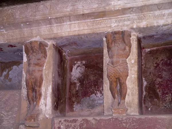 Ruinas de los baños de hombre en la ciudad de Pompeya Italia — Foto de Stock