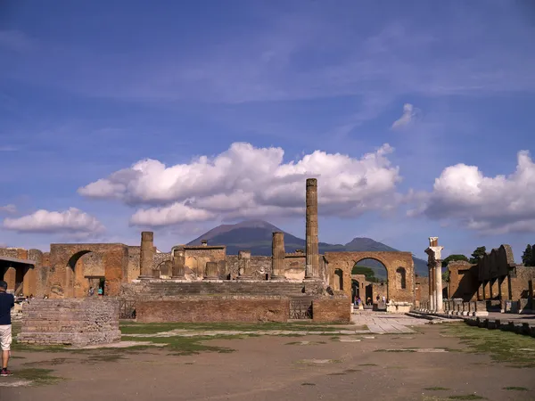 Ruínas do fórum na cidade outrora enterrada de Pompeia Itália — Fotografia de Stock