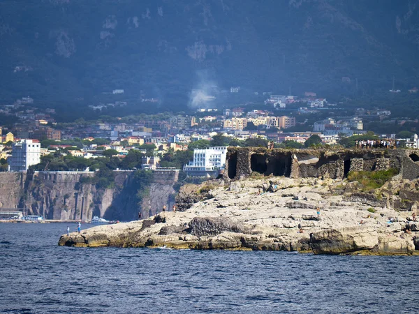 Los pueblos en la costa alrededor de la ciudad de Sorrento en el sur de Italia —  Fotos de Stock