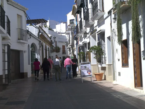 Wąskie uliczki w miejscowości nerja na wybrzeżu costa del sol, Andaluzja, Południowa Hiszpania — Zdjęcie stockowe