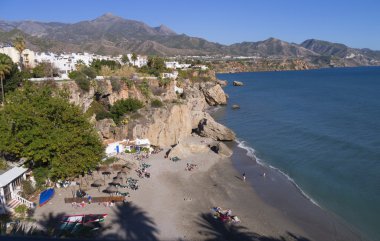 plaża w miejscowości nerja na costa del sol, Południowa Hiszpania