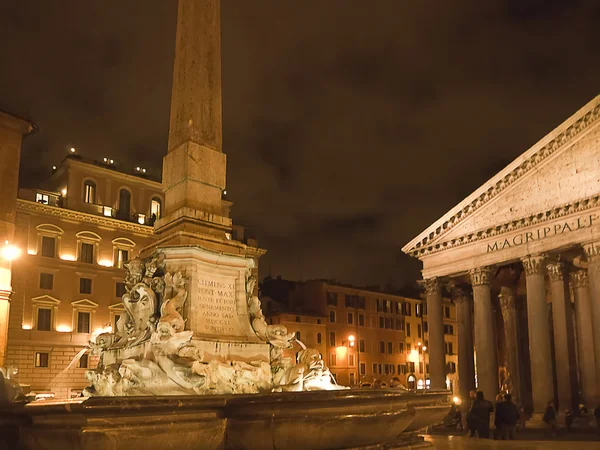 Il Pantheon di Roma di notte è un luogo magico — Foto Stock