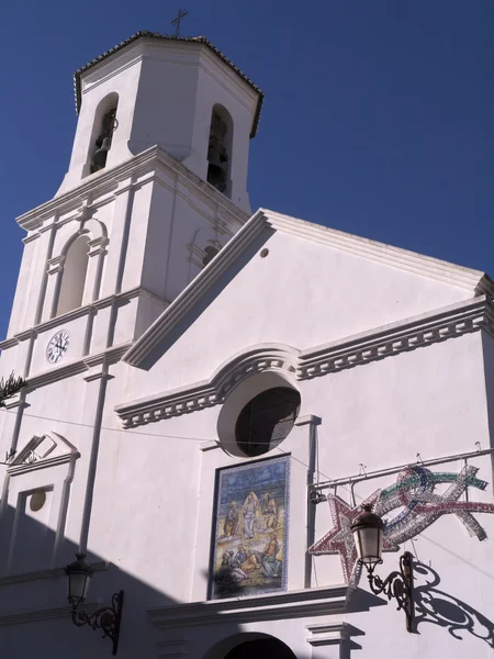 네, 유럽, 스페인, 안달루시아, 말라가 근처 코스타 델 솔에 졸린 스페인 휴양지에 있는 교회 — 스톡 사진