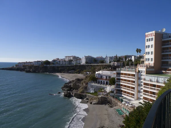 Plaża w miejscowości nerja na costa del sol, Południowa Hiszpania — Zdjęcie stockowe