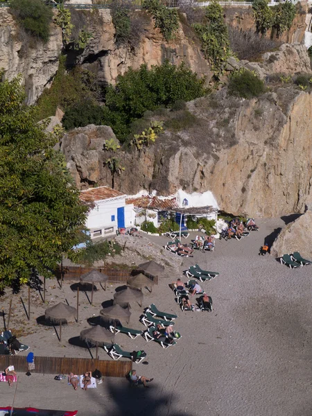 Plaża w miejscowości nerja na costa del sol, Południowa Hiszpania — Zdjęcie stockowe