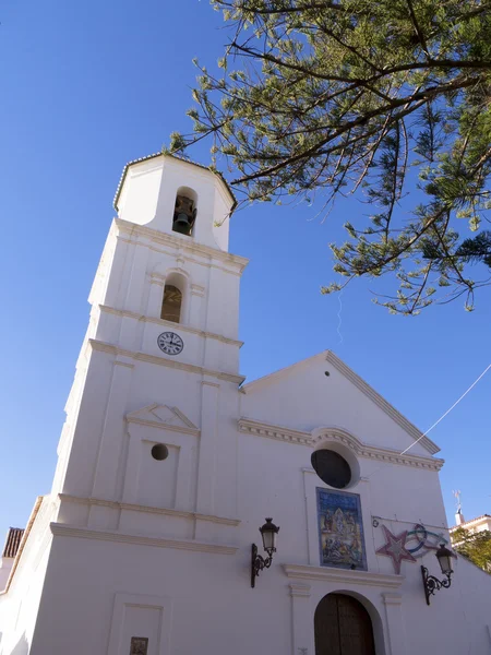 Iglesia en Nerja, un tranquilo complejo vacacional español en la Costa del Sol cerca de Málaga, Andalucía, España, Europa — Foto de Stock