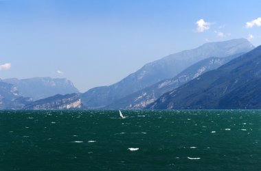 garda Gölü ve güzel kasabalar sayısı suları