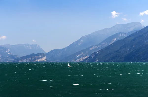 The Waters of Lake Garda and views of the lovely towns — Stock Photo, Image