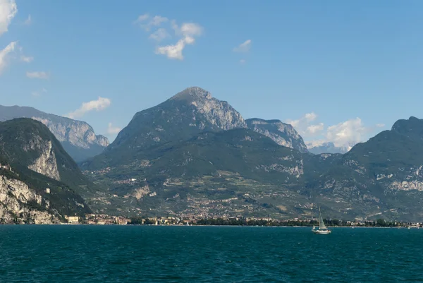 Das Wasser des Gardasees und die Aussicht auf die schönen Städte — Stockfoto