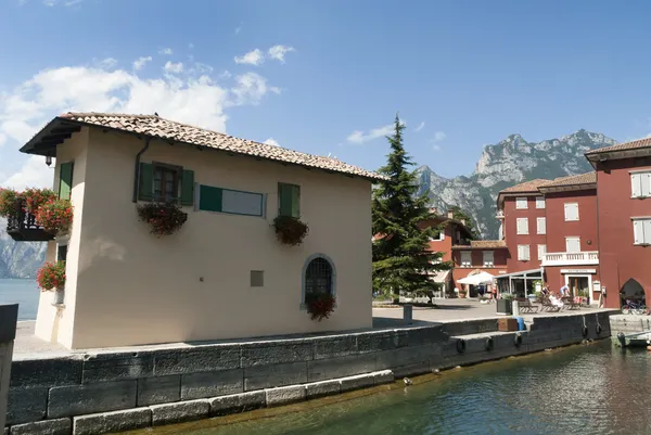 Torbole en el lago de Garda en el norte de Italia — Foto de Stock