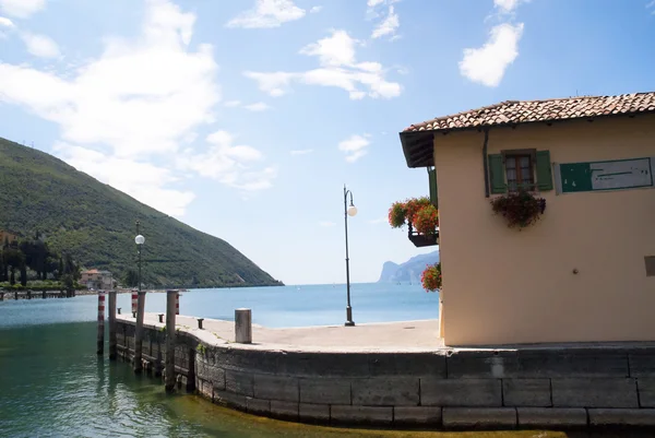Torbole no Lago de Garda no norte da Itália — Fotografia de Stock