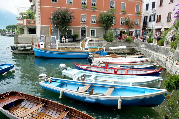 La ciudad de Limone a orillas del lago de Garda Italia — Foto de Stock