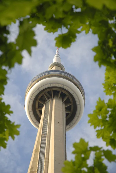 Башня CN в современном городе Торонто на востоке Канады — стоковое фото