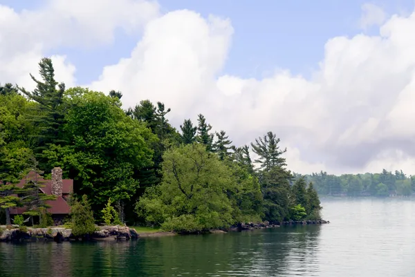 As 1000 ilhas no rio São Lourenço, que faz fronteira com o Canadá e os EUA . — Fotografia de Stock