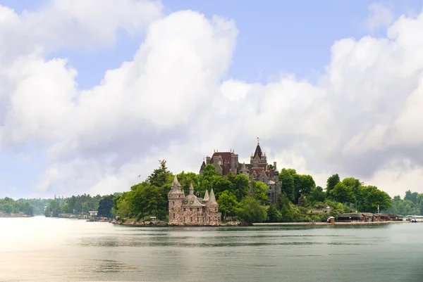 El hermoso castillo de Boldt en Heart Island en el río San Lorenzo entre Canadá y los EE.UU. —  Fotos de Stock