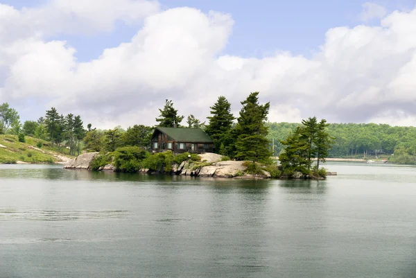 1000 ostrovů na řece St. lawrence, který hranice Kanady a usa. — Stock fotografie