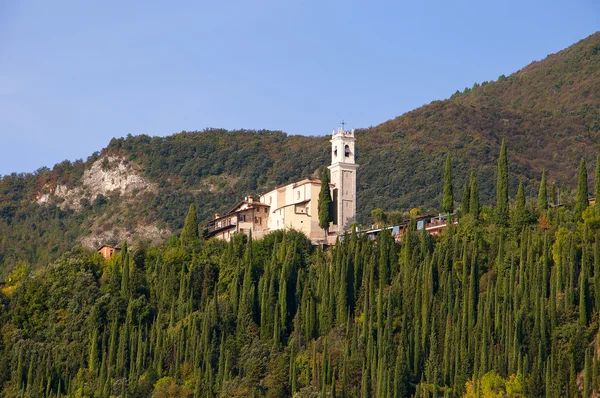 Igreja em Gardone Riviera no Lago de Garda nos lagos italianos Itália — Fotografia de Stock