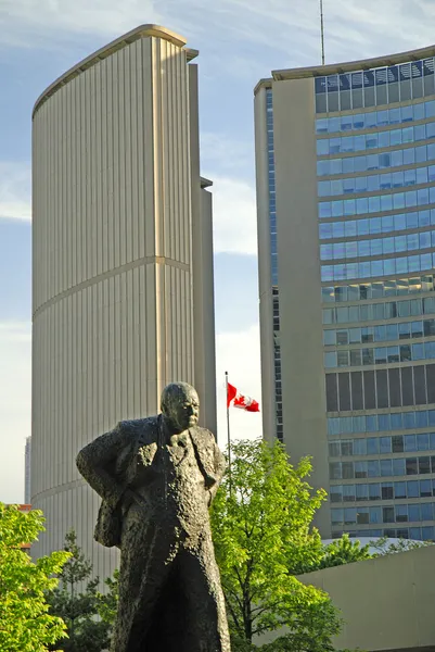 Άγαλμα του εν καιρώ πολέμου ηγέτη Σερ Ουίνστον Τσόρτσιλ, στο κέντρο της πόλης του Τορόντο του Καναδά — Φωτογραφία Αρχείου
