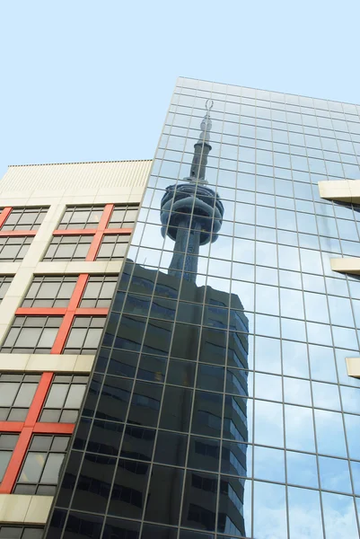 Reflexão da Torre CN em Toronto, Ontário Canadá — Fotografia de Stock