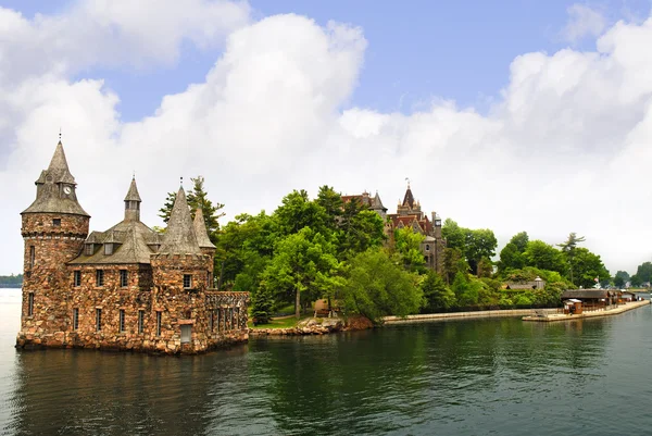 Isola nelle 1000 isole sul fiume San Lorenzo che confina con Canada e Stati Uniti . — Foto Stock