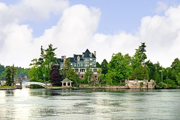 Die 1000 inseln auf dem st lawrence fluss, der an kanada und die usa grenzt. — Stockfoto