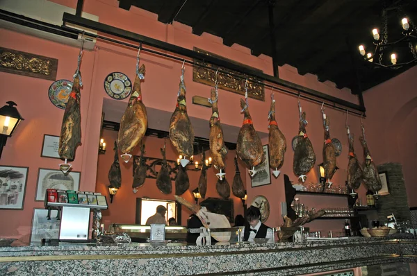 Café met hammen opknoping boven de bar in andalucia Spanje corboba — Stockfoto
