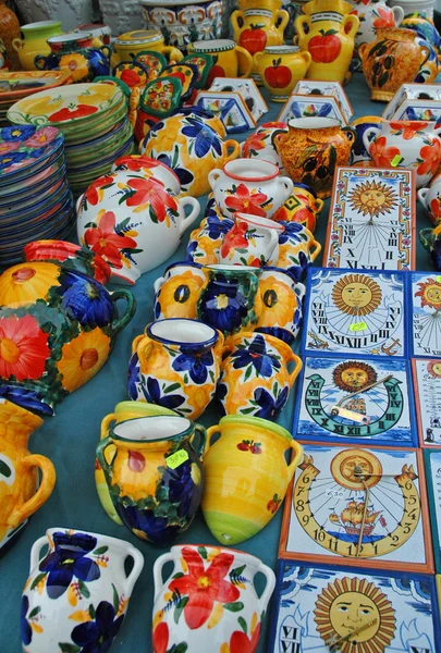 Produtos de cerâmica no mercado em Nerja, na Costa del Sol Andaluzia Espanha — Fotografia de Stock