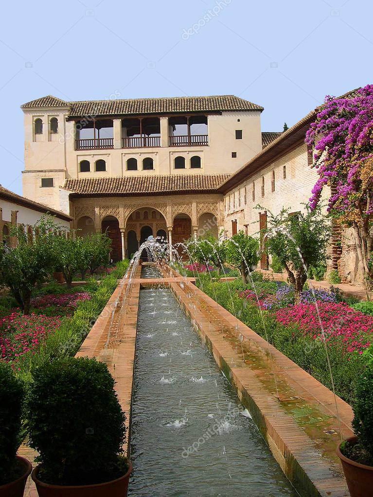 le palais de lalhambra en espagne grenade est le joyau de lart islamique en europe lespagne de rgles maures pendant 9 sicles jusqu ce que jets - Jardin De L Alhambra le palais de lalhambra en espagne grenade est le joyau de lart islamique en europe lespagne de rgles maures pendant 9 sicles jusqu ce que jets - Jardin De L Alhambra