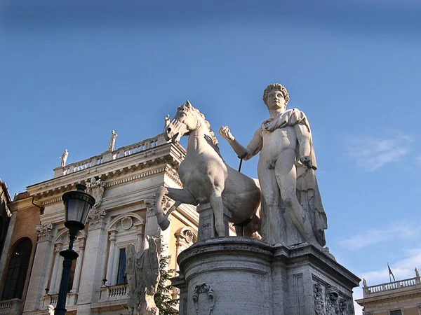 意大利罗马 通往首都的楼梯顶部的徽章雕像 广场是米开朗基罗设计的 通往雕像的楼梯是世界上最令人印象深刻的楼梯之一 — 图库照片