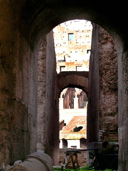 Вид Через Одну Боковых Арк Колизея Риме Можно Увидеть Работу — стоковое фото