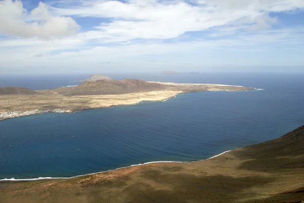 Het uitzichtpunt mirador op het vulkanische eiland lanzarote op de Canarische eilanden — Stockfoto