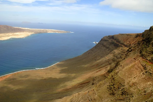 Het uitzichtpunt mirador op het vulkanische eiland lanzarote op de Canarische eilanden — Stockfoto