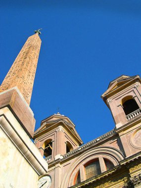 Roma 'daki İspanyol basamaklarının tepesindeki Trinita de Monte Kilisesi ve manastırları.. 